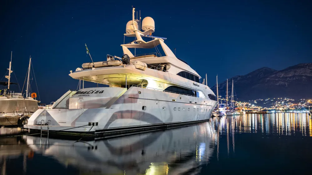 Φωτισμένο yacht σε μαρίνα το βράδυ