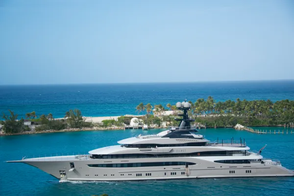 Yacht σε παράκτιο περιβάλλον