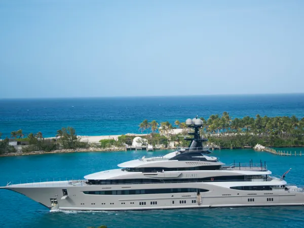 Yacht σε παράκτιο περιβάλλον