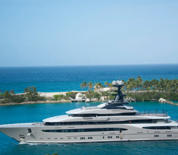 Yacht σε παράκτιο περιβάλλον